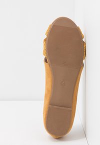 Dorothy Perkins Baleríny s otevřenou špičkou - yellow