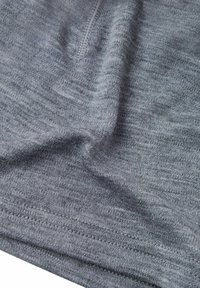 Tessuto grigio con una consistenza morbida e un delicato motivo a maglia. Presenta una cucitura visibile e sottili variazioni di tonalità. Adatto per abbigliamento casual.