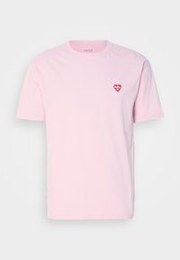 Roze katoenen t-shirt met korte mouwen en een ronde hals, voorzien van een klein rood hartlogo met tekst op de linkerborst.