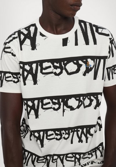 Weiße Baumwoll-T-Shirt mit auffälligen schwarzem Textmuster. Enthält ein kleines, farbenfrohes Logodetail. Rundhalsausschnitt und kurze Ärmel.