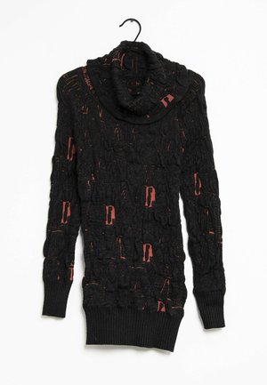 Pull en maille noir à manches longues avec un col bénitier et un motif texturé laissant apparaître du rouge en dessous, suspendu à un cintre noir sur fond blanc.