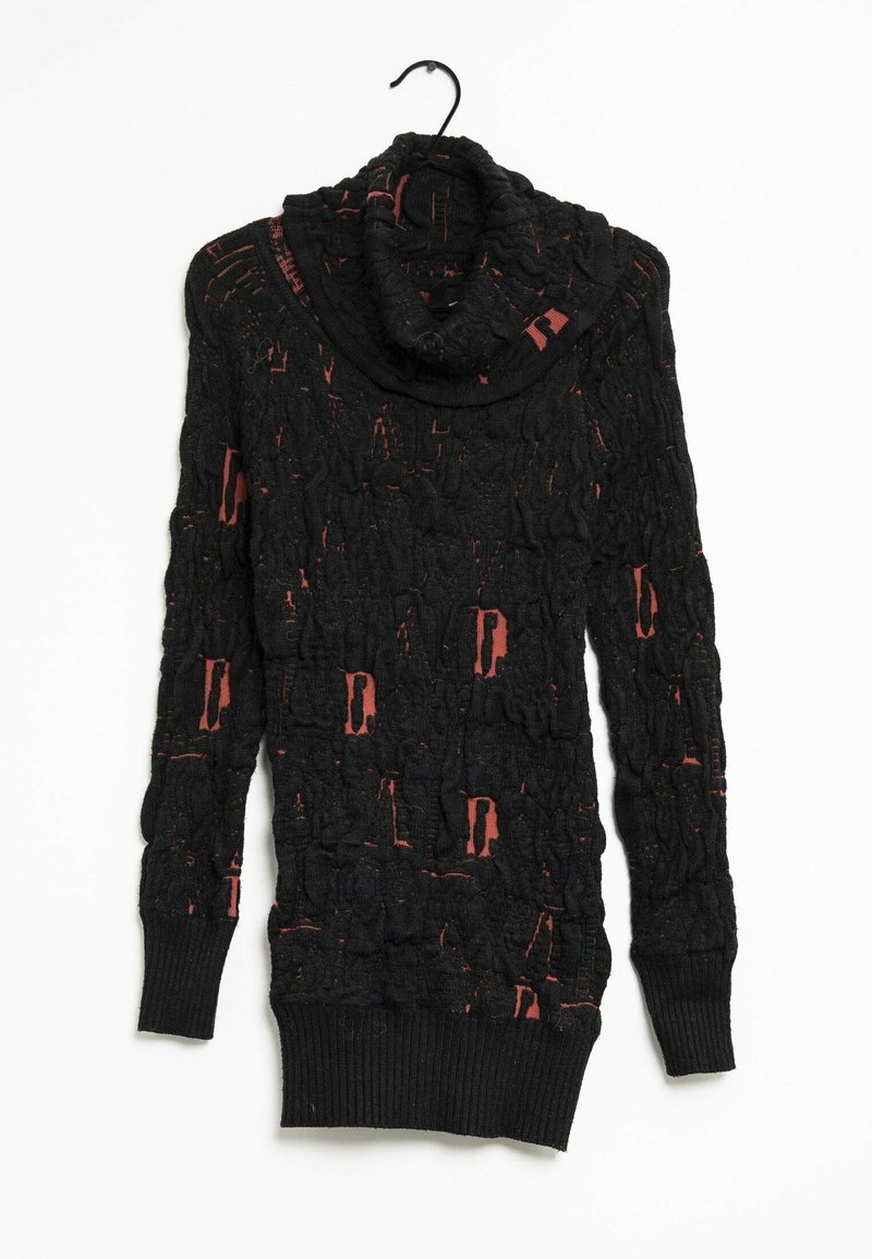 Pull en maille noir à manches longues avec un col bénitier et un motif texturé laissant apparaître du rouge en dessous, suspendu à un cintre noir sur fond blanc.