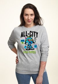 Sudadera gris con un diseño gráfico colorido de un personaje de dibujos animados con gafas de sol, texto que dice “ALL-CITY” y acentos juguetones.