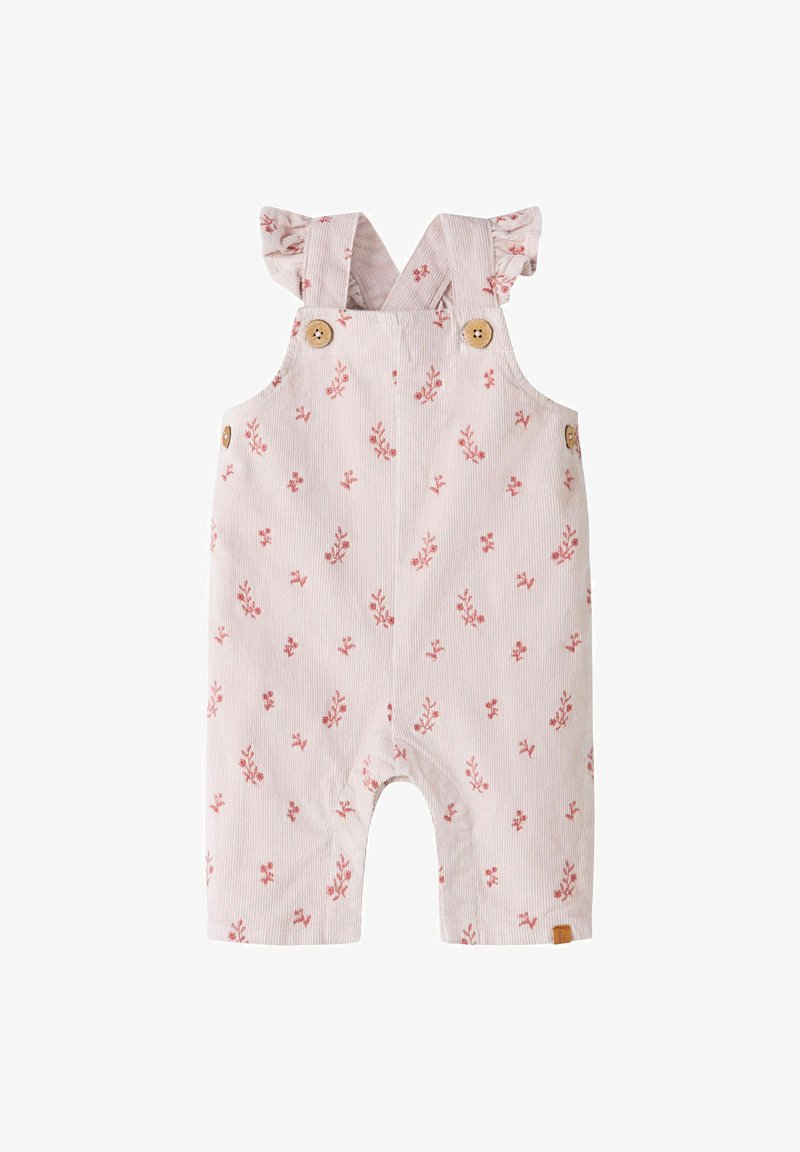 Salopette bébé rose clair avec petits motifs floraux rouges, boutons en bois sur les bretelles et les côtés, et détails froncés aux épaules.