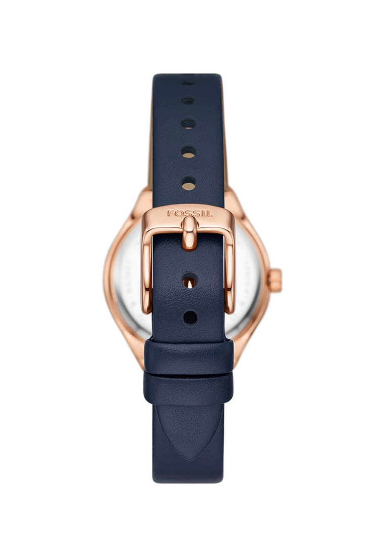 Correa de cuero azul marino con hebilla de metal en color oro rosa, con agujeros ajustables. Carátula de reloj circular visible desde la parte trasera.