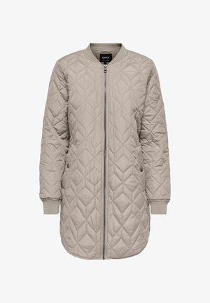 Pikk beež satiinist jope teemanttikandiga, esiosas tõmblukk, soonikkoes mansetid ja läikivate nööpidega küljetaskud.