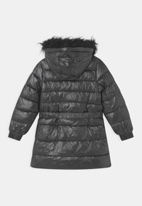 Czarna puchowa kurtka z odpinanym kapturem wykończonym futrem, poziomym pikowaniem, elastycznymi mankietami oraz ściąganym pasem dla dopasowanego wyglądu.