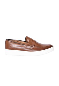 Scarpa slip-on in pelle marrone con una fascia texture sulla parte superiore, suola in gomma bianca e finitura liscia. Senza lacci, design a profilo basso.