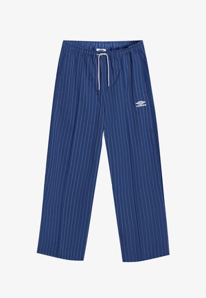 Umbro, PINSTRIPE RELAXED PANT - Παντελόνι φόρμας - estate blue