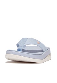 Ljusblå flip-flop med en texturerad rem och vadderad sula. Har en vit yttersula med mönster och liten logodetalj på remmen.