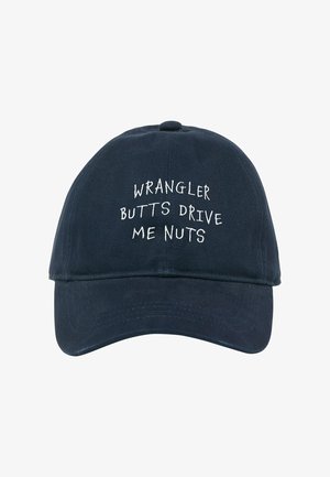 Marineblaue Baumwollmütze mit gebogenem Schirm, versehen mit weißem gesticktem Text: "WRANGLER BUTTS DRIVE ME NUTS." Schlichtes Design, keine Verzierungen.