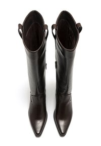 Braune Lederstiefel bis zum Knie mit spitzer Zehenpartie, glatter Textur und dekorativen seitlichen Knöpfen. Mit Zuglaschen oben.