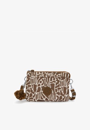 Bruin en beige patroon schoudertas met voorvak met rits, ronde logopatch en een klein pluchen apensleutelhanger eraan bevestigd.