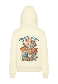 Sudadera color crema con un diseño floral que incluye flores naranjas, azules y blancas. "24 Studios" y "Susurros Fragantes" impresos en azul.