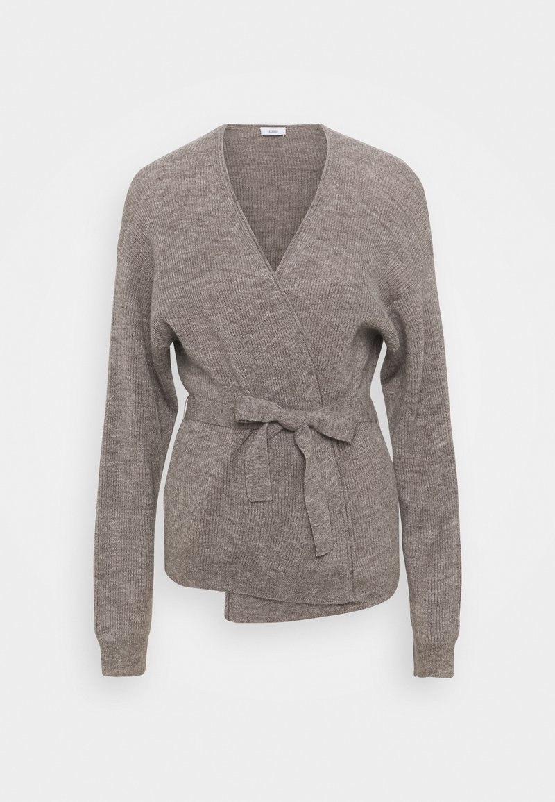 Pull doudou marron en maille avec manches longues et ceinture à nouer à la taille, présenté sur fond blanc.