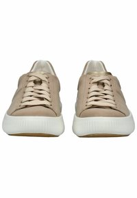 Beige Wildlederschuhe mit runden Zehen, weißen Gummisohlen, flachem Schnürdesign und einem dezenten metallischen Akzent an der Ferse.