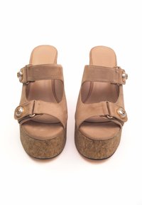 Sandali platform in suede beige con due cinturini regolabili, bottoni decorativi e suole in sughero testurizzato. Design open toe e rivestimento interno liscia.