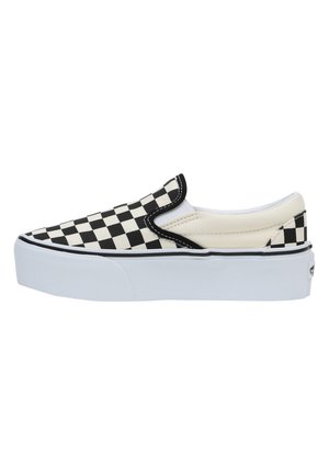 Slip-on sneaker med sort-hvidt ternet mønster, tyk hvid platformsål og sort kant omkring åbningen.