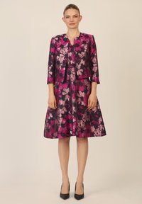 Conjunto de vestido floral y chaqueta en tonos púrpura oscuro y rosa, que presenta un corsé ajustado, falda acampanada, mangas 3/4 y un escote redondo.