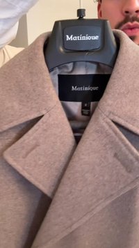 Helepruun villaülikond laia kraega, millel on silt "Matinique." Kangal on pehme tekstuur ja vaevumärgatav muster.