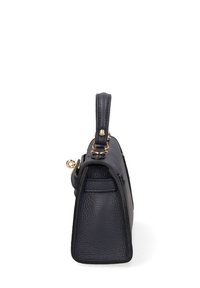 Borsa a mano in pelle blu navy con forma strutturata, parte superiore arrotondata, manico laterale e dettagli in metallo dorato. Superficie testurizzata con dettagli di cucitura.