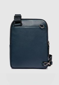Borsa messenger in pelle blu con finitura testurizzata, forma rettangolare, chiusura superiore con cerniera, tracolla regolabile e dettagli in metallo.