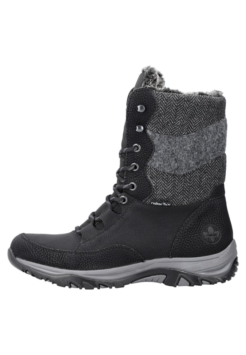 Botín negro con cuero texturizado y parte superior de tela con patrón de espiga. Cuenta con suela de goma gris y cordones en la parte delantera para un ajuste ajustable.
