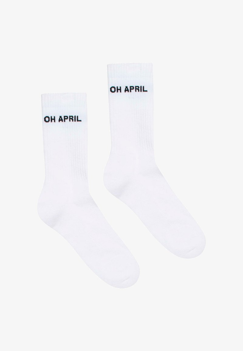 Valged puuvillased sokid, millel on must tekst "OH APRIL" säärel. Siledast tekstuurist, tavaline sokikujundus, sobib igapäevaseks kandmiseks.