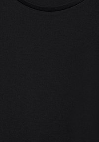 Zwarte katoenen t-shirt met een gladde textuur en ronde halslijn. Eenvoudig ontwerp zonder zichtbare patronen of accenten.