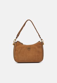 Bolso de hombro de ante marrón con asa trenzada, herrajes en tono dorado y logotipo triangular de Guess en el frontal, sobre un fondo blanco.