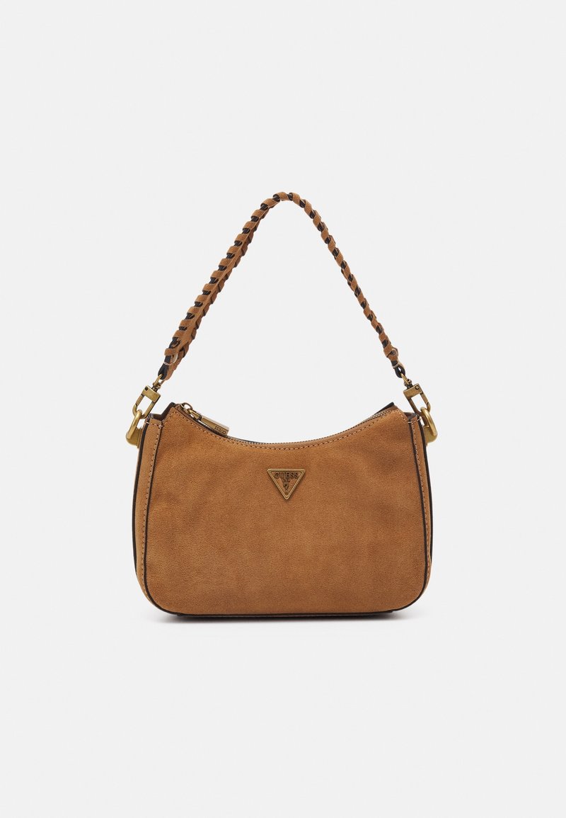 Bolso de hombro de ante marrón con asa trenzada, herrajes en tono dorado y logotipo triangular de Guess en el frontal, sobre un fondo blanco.