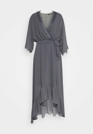 Vestito grigio a portafoglio con rifinitura in pizzo sullo scollo a V e sulle maniche, maniche tre quarti, vita annodata e orlo asimmetrico con volant.