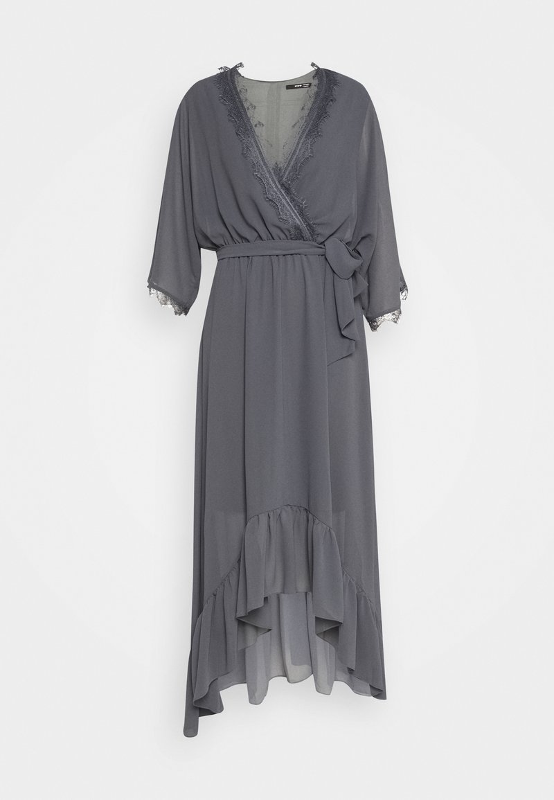 Robe portefeuille grise avec bordure en dentelle sur le col en V et les manches, manches trois-quarts, taille nouée et ourlet asymétrique à volants.