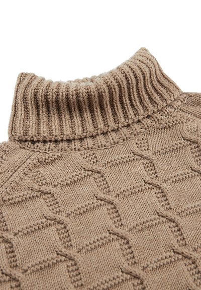 Maglione a maglia marrone chiaro con colletto alto a coste. Presenta un motivo a diamante testurizzato su tutto il corpo e bordi lisci.