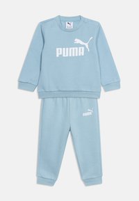 Ανοιχτό μπλε παιδικό σετ φόρμας Puma με μπλούζα μακρυμάνικη και παντελόνι με ελαστική μέση, με λευκό λογότυπο Puma στο στήθος και στο μηρό.