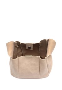 Beige nahkaolkalaukku, jossa on pehmeä, rypytysdesign aukiohuipulla, nappikiinnitys ja sileä sisäpinta.