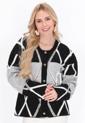 Cardigan a motivi nero e grigio con un design a rombi, colletto a coste e cinque bottoni rotondi sul davanti, realizzato in un morbido tessuto testurizzato.