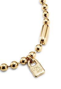 Pulsera de cuentas doradas con cuentas redondeadas, un centro ovalado alargado y un charm que se asemeja a un candado grabado con "UNO de 50."