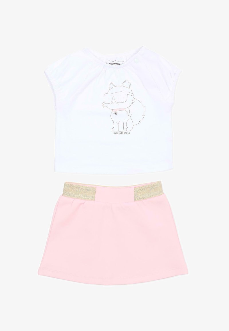 Haut blanc à manches courtes avec un chat de dessin animé portant des lunettes de soleil, associé à une jupe rose avec une taille élastique dorée.