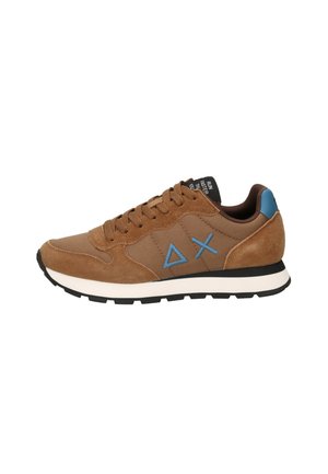 Bruine suède en stoffen sneaker met blauw geometrisch logo aan de zijkant, zwart-witte zool en zwarte tong met witte tekst.