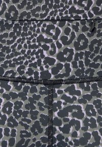 Hoge taille leggings met een zwart en grijs luipaardprintpatroon, gemaakt van rekbare stof met zwarte stikseldetails.