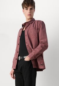 Barbour DEWSBURY GARMENT DYED OVERSHIRT - Könnyű dzseki - desert clay