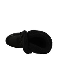 Zwarte veterschoenen met een zachte zwarte wollen voering en een robuuste rubberen zool, met een soepele bovenkant en een ronde neus.