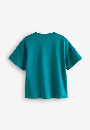 Szmaragdowy T-shirt z krótkim rękawem, wykonany z miękkiego materiału, o luźnym kroju, okrągłym dekolcie i gładkiej teksturze, bez zdobień.