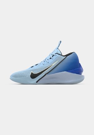 Baskets de sport bleu clair avec une tige en mesh texturé, des accents noirs et un talon dégradé bleu, arborant un logo Nike noir bien en vue.