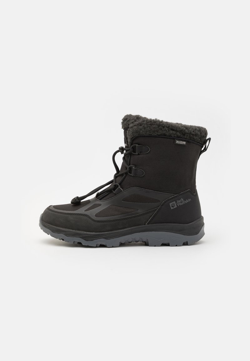 Botas de invierno negras con parte superior de tela texturizada, cuello forrado de piel sintética, cierre de cordones y suela de goma gris robusta para tracción.