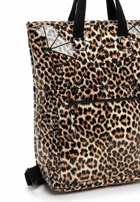 Tote-Bag im Leopardenmuster mit glänzender Oberfläche, ausgestattet mit einem geometrischen schwarzen Umrissdesign, zwei oberen Tragegriffen und einer vorderen Reißverschlusstasche.