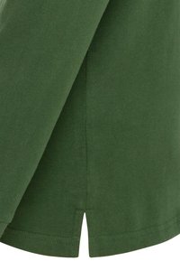 Grøn bomulds T-shirt med rund kant, sidesplitter og glat tekstur. Simpelt design uden mønstre eller udsmykninger.