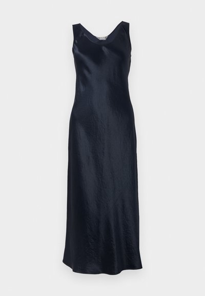 Satin mørkeblå kjole med ärmeløs design og V-hals. Draperer til gulvet med en glatt, blank tekstur og minimal detaljer.