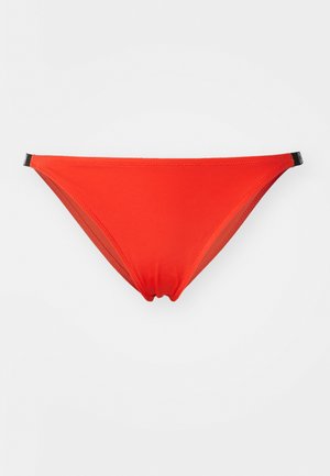 Vörös bikini alsó sima, rugalmas anyagból készült. Alacsony derekú szabású, rugalmas derékpánttal és egy kis fekete díszítéssel rendelkezik.